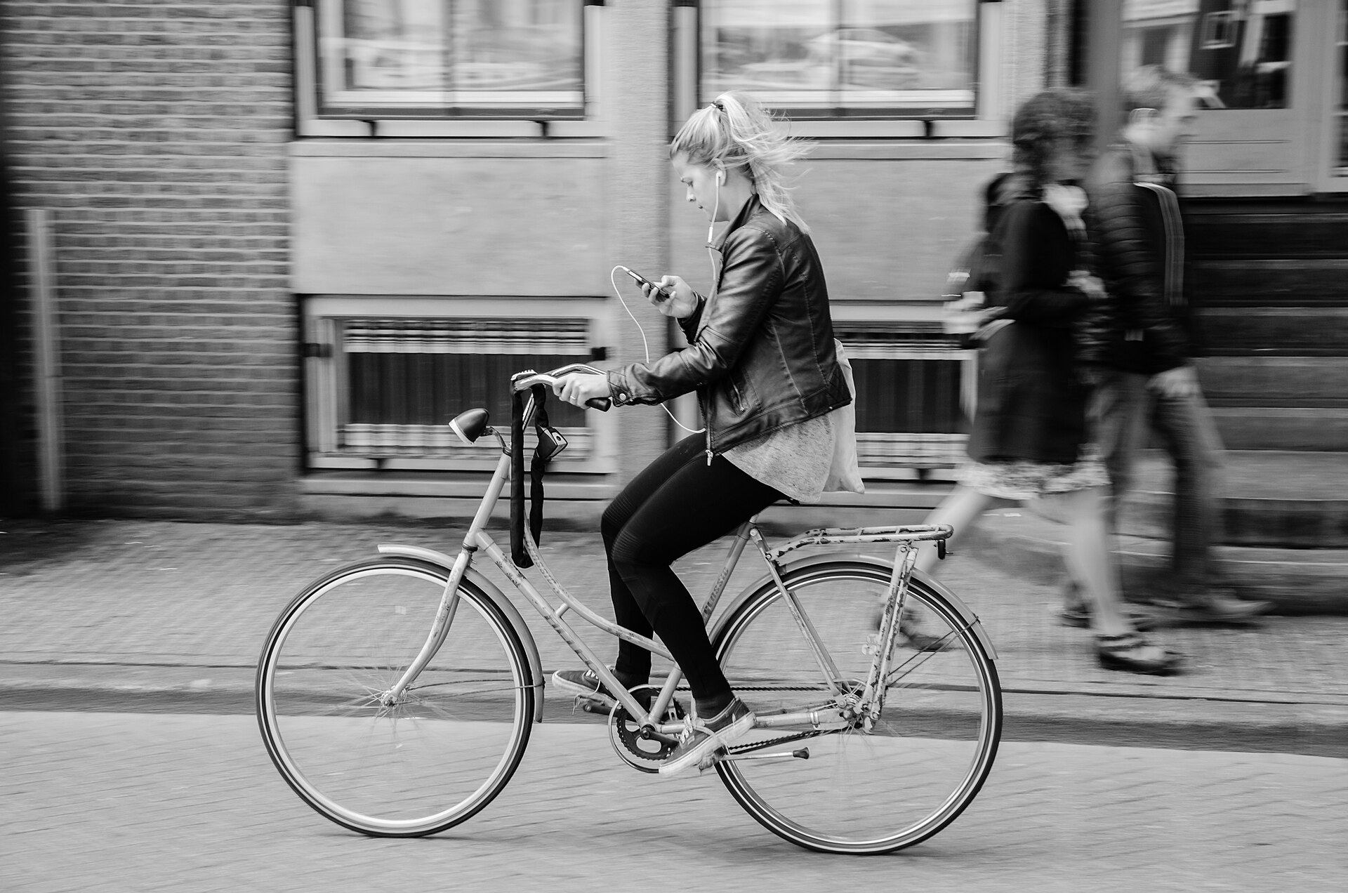cyclist smartphone